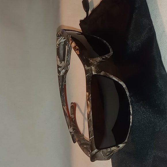 Mens camouflage blackened sun glasses with draw string bag . - Picture 3 of 11